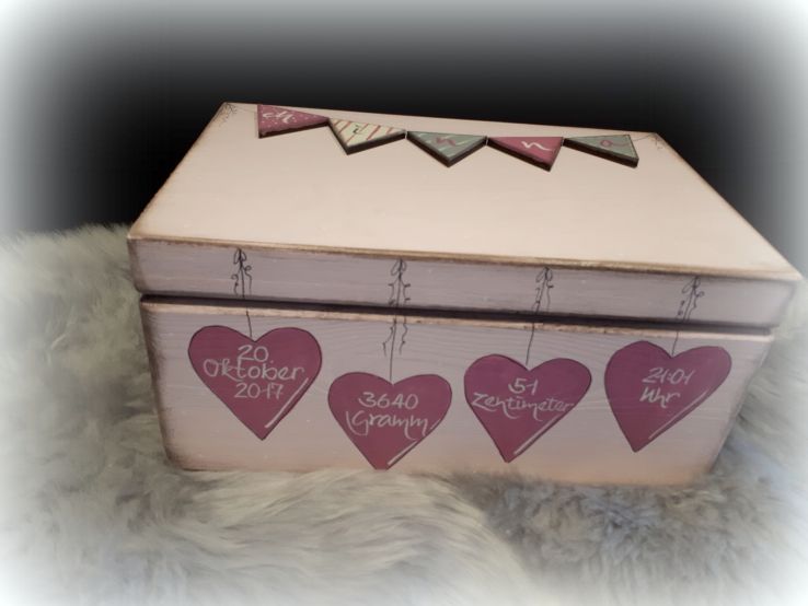 Kiste mit Geburtsdaten - Wimpel in rosa