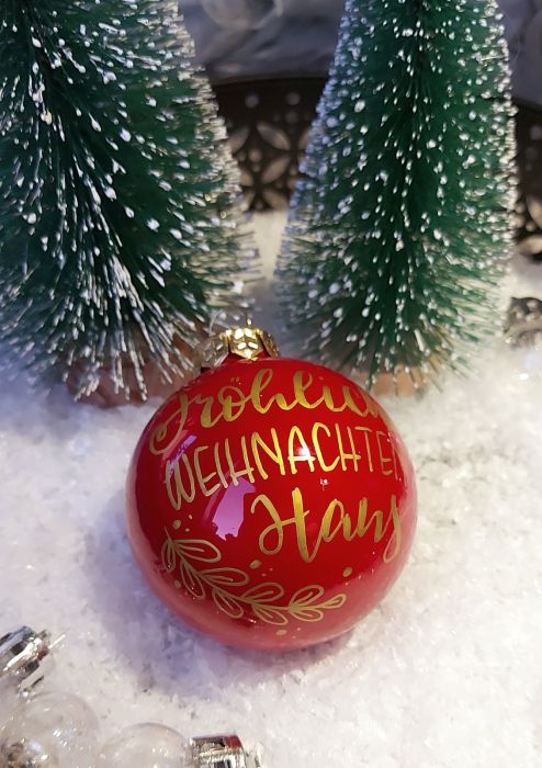 individuelle Weihnachtskugel - Glas rot mit Schrift in gold - 3-zeilig nach Wunsch  (Durchmesser 6 cm)