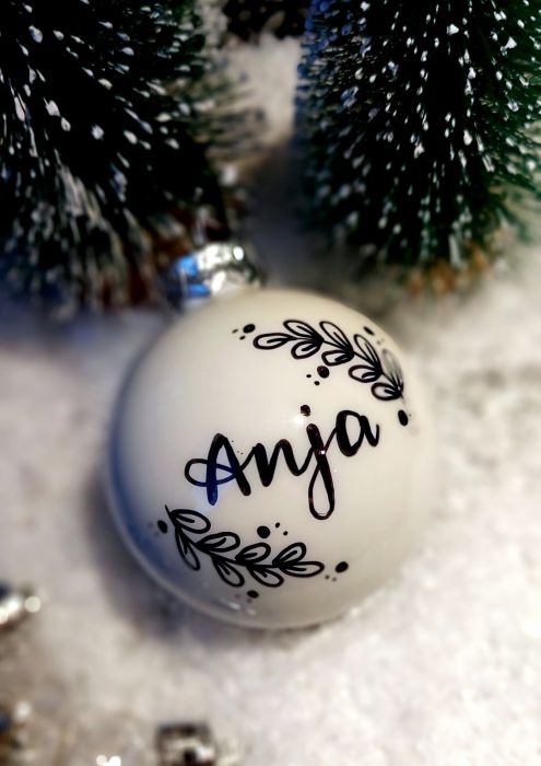 Weihnachtskugel Glas - weiß mit Ranke und schwarzer Schrift  (Durchmesser 6 cm)
