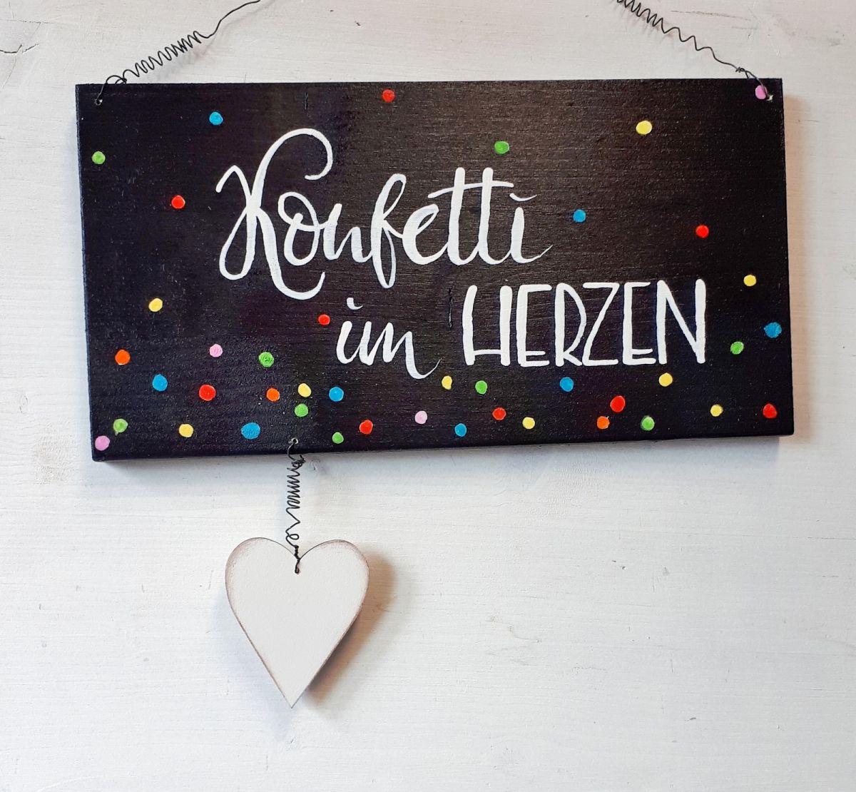 Sprücheschild mit Herz "Konfetti im Herzen"