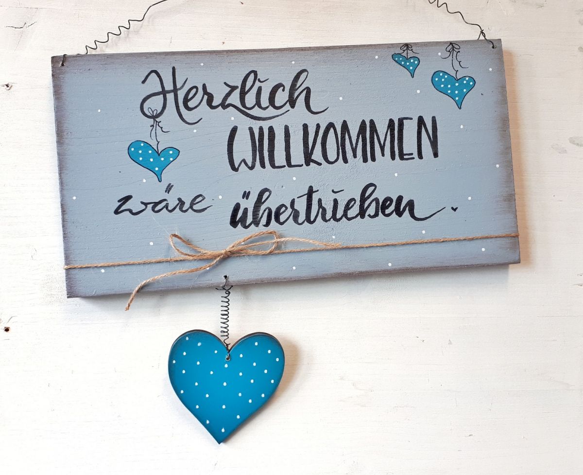 Türschild grau mit Herzen und Aufschrift "Herzlich willkommen wäre übertrieben"