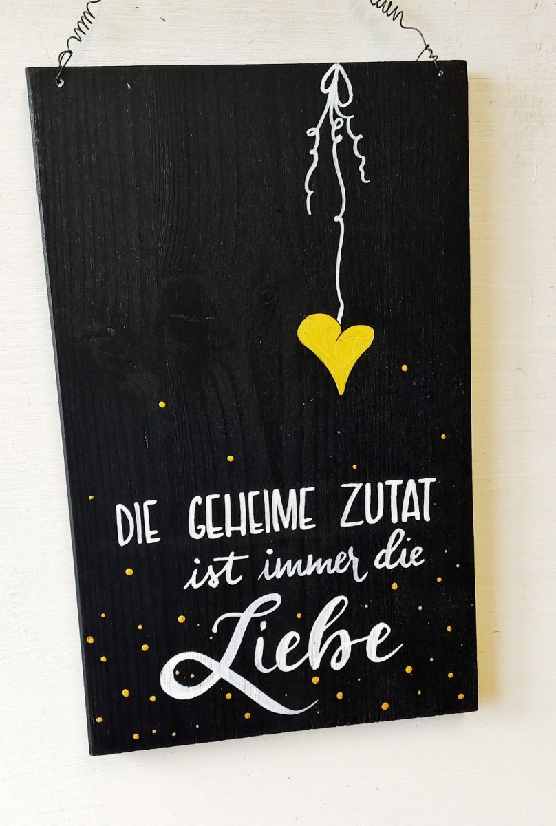 Schild "die geheime Zutat ist immer die Liebe"