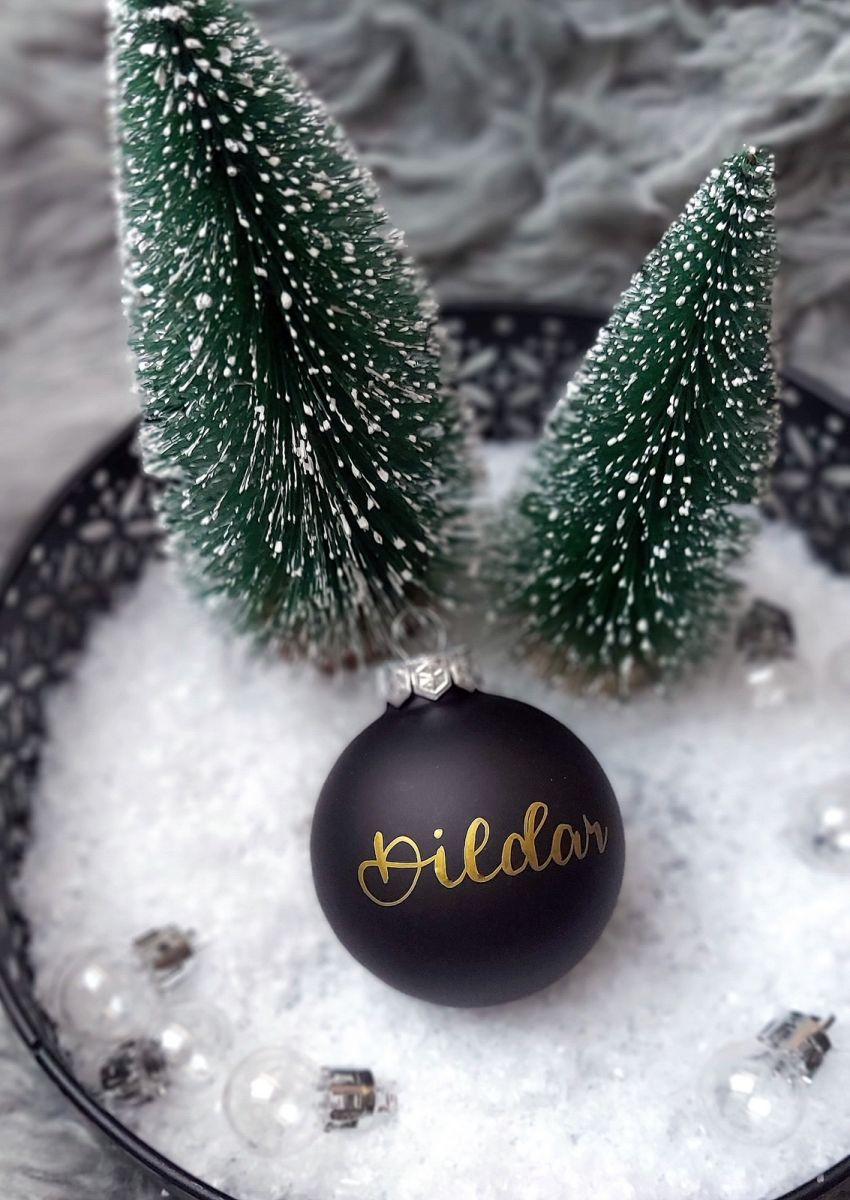 individuelle Weihnachtskugel - Glas schwarz matt mit goldener Schrift  (Durchmesser 6 cm)